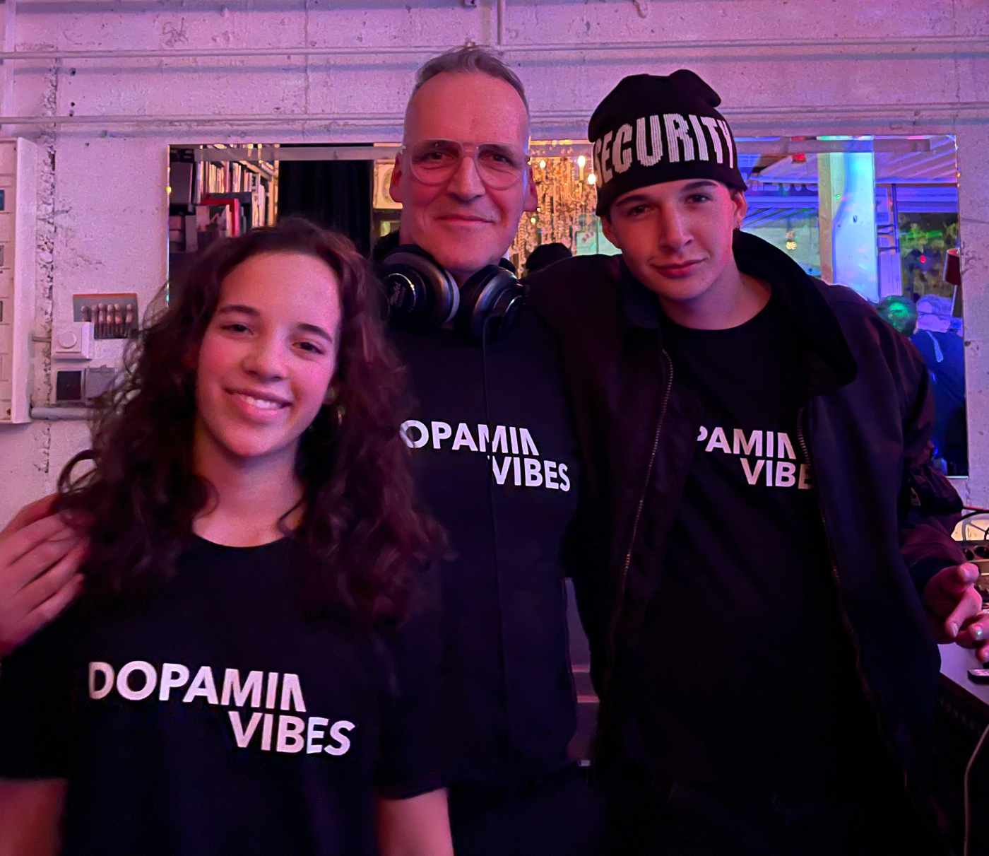 Peter mit seinen Kindern in DopaminVibes-Shirts