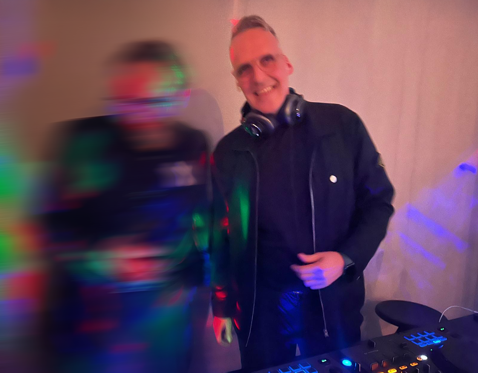 DJ DopaminVibes am DJ-Pult auf einer Geburtstagsfeier in Stuttgart