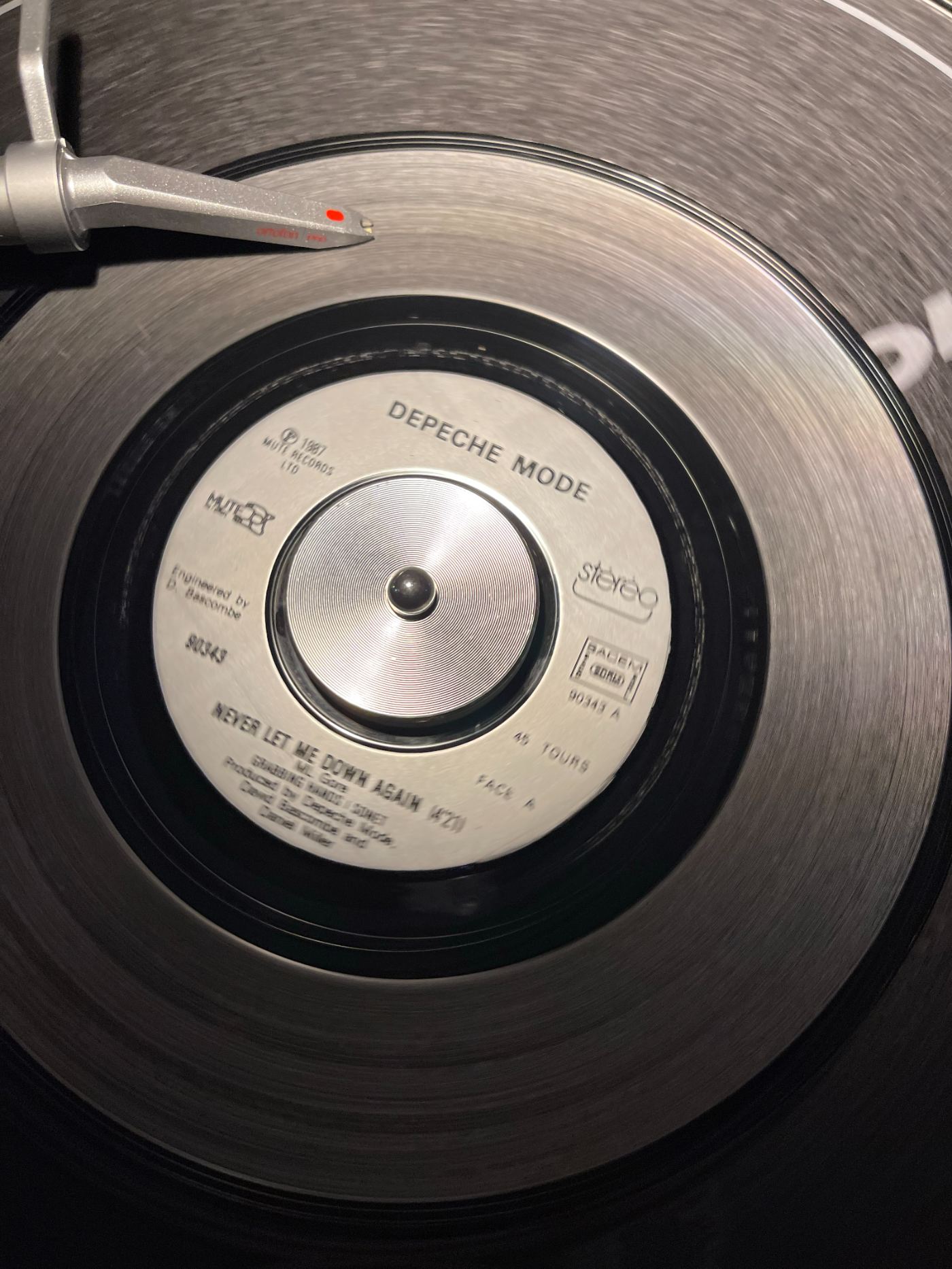 Vinyl-Plattenteller mit Tonarm, close-up