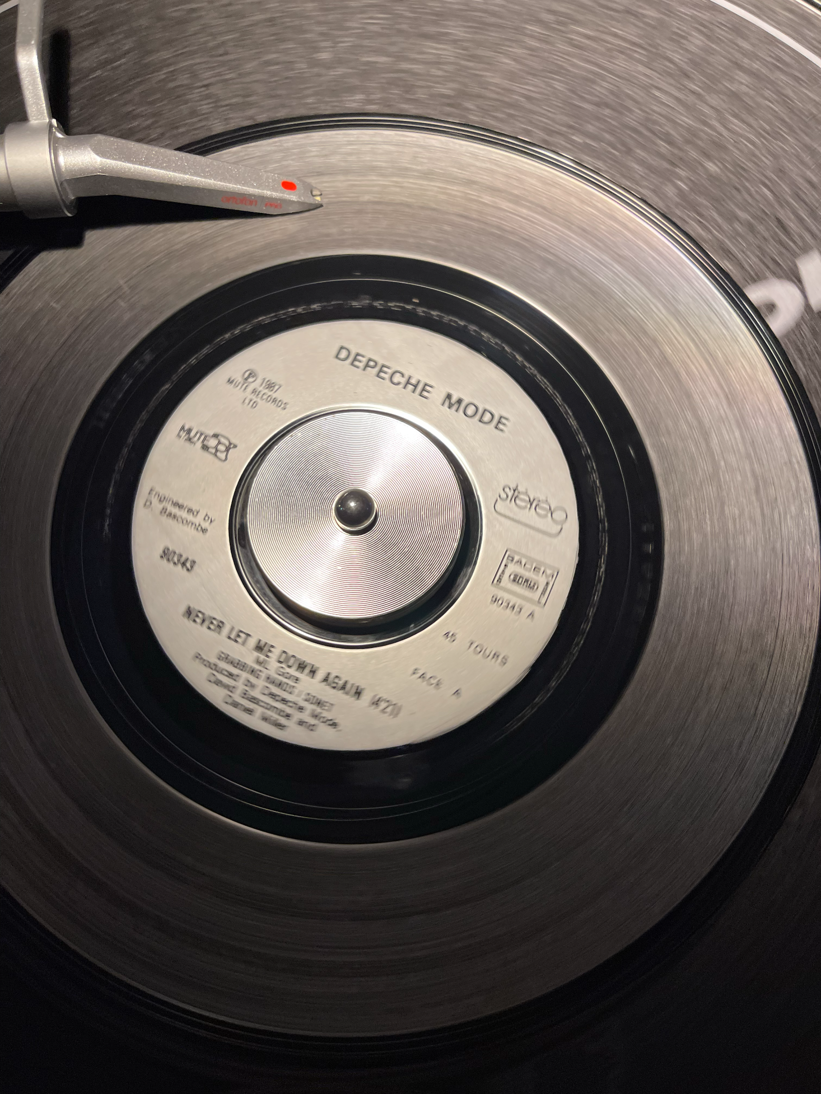 Vinyl-Plattenteller mit Tonarm, close-up
