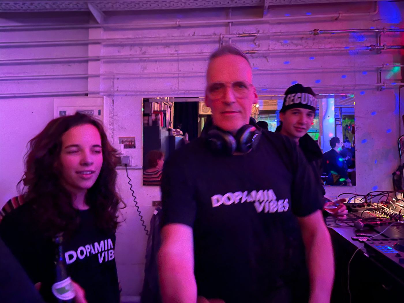 Peter mit Familie in DopaminVibes-Shirts