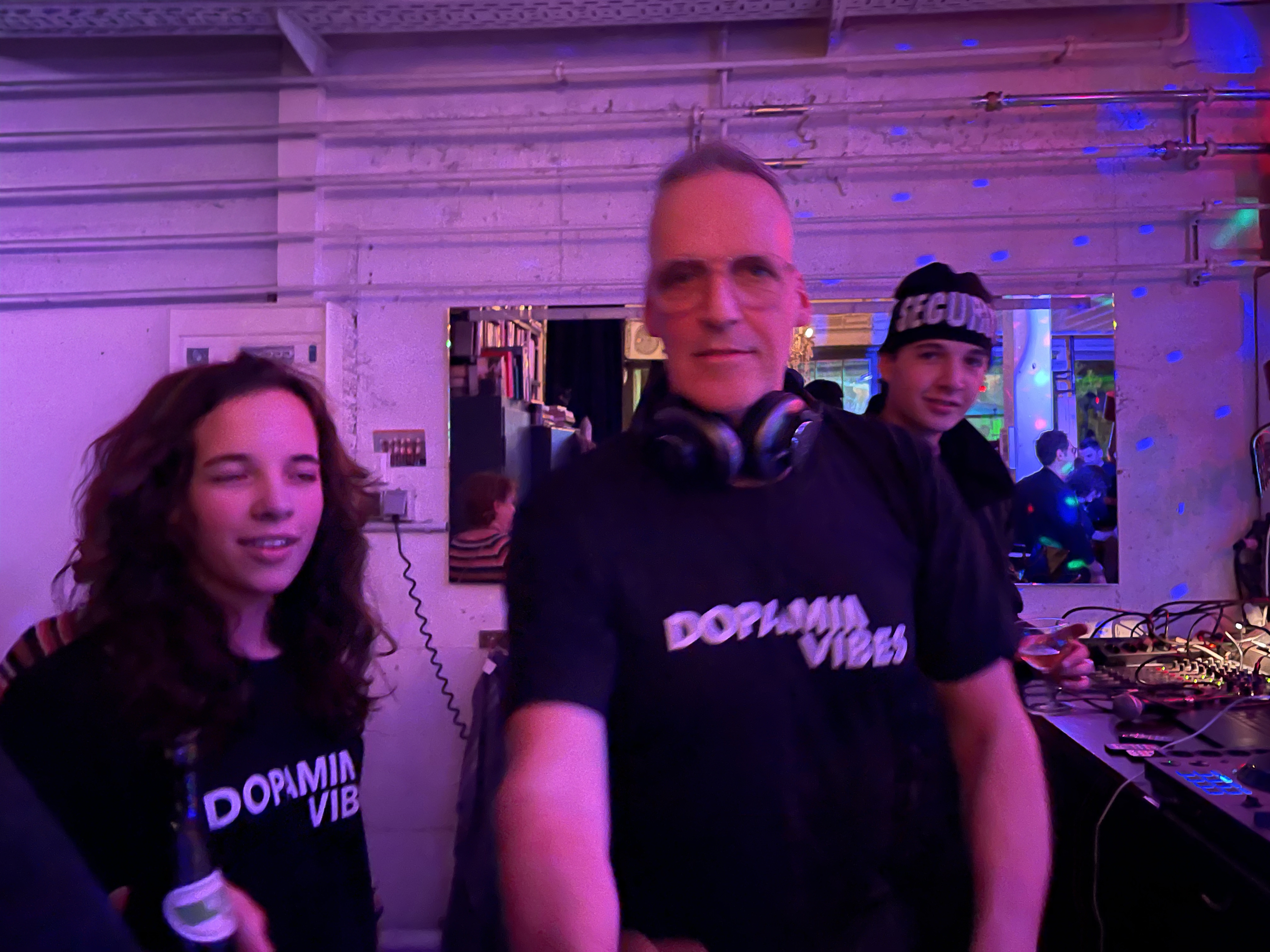 Peter mit Familie in DopaminVibes-Shirts