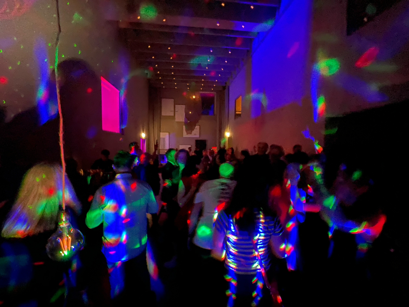 Club Traube bei Nacht